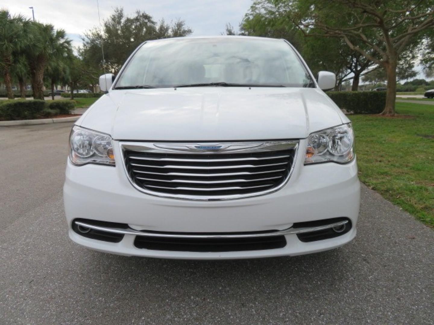 2014 White /Black Chrysler Town & Country (2C4RC1BG4ER) , located at 4301 Oak Circle #19, Boca Raton, FL, 33431, (954) 561-2499, 26.388861, -80.084038 - Photo#10